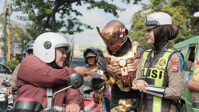 Sosialisasikan Operasi Zebra Semeru 2025 petugas berkostum super hero