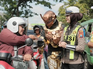 Aksi Polisi Malang Jadi Super Hero Meriahkan Operasi Zebra Semeru 2025