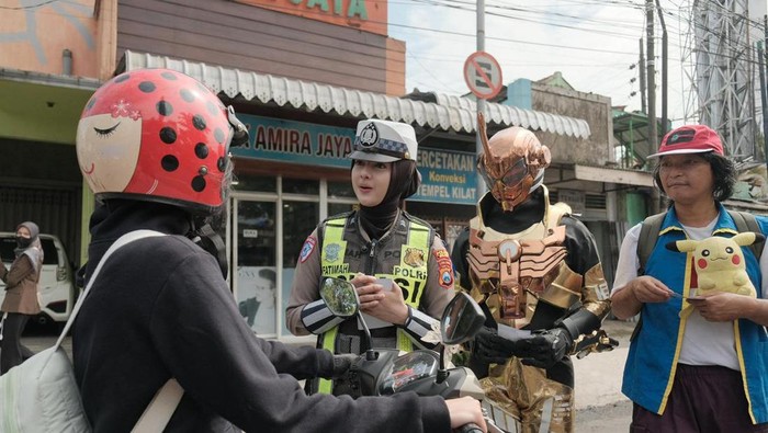 Sosialisasikan Operasi Zebra Semeru 2025 petugas berkostum super hero