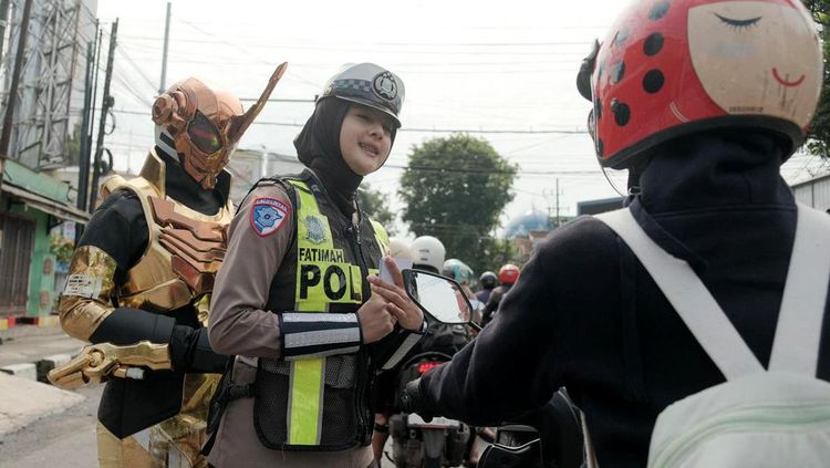 Kreatif! Aksi Cosplay Polisi Malang Bikin Pengendara Tersenyum