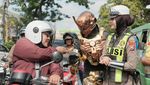 Kreatif! Aksi Cosplay Polisi Malang Bikin Pengendara Tersenyum