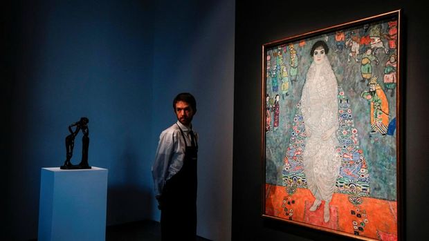 Seorang petugas berdiri di samping Koleksi Leonard A. Lauder (Potret Elisabeth Lederer) saat meninjau kantor pusat baru rumah lelang Sotheby's di Manhattan, New York City, AS, 7 November 2025. REUTERS/Eduardo Munoz