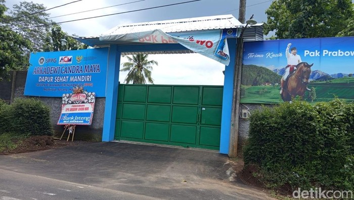 Suasana dapur makan bergizi gratis (MBG) yang berada di Ngadirojo, Kecamatan Secang, Kabupaten Magelang, Kamis (20/11/2025).