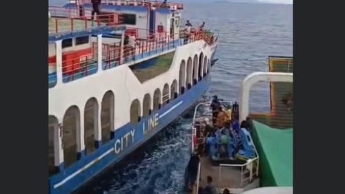 Tangkapan layar video ferry macet mesin dievakuasi kapal lain di tengah laut selat Alas, Kabupaten Sumbawa Barat, NTB,Kamis, (20/11/2025).