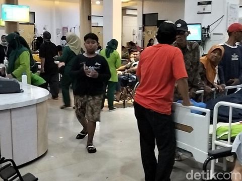 Tenda darurat didirikan di depan RS Pamanukan usai kebakaran.