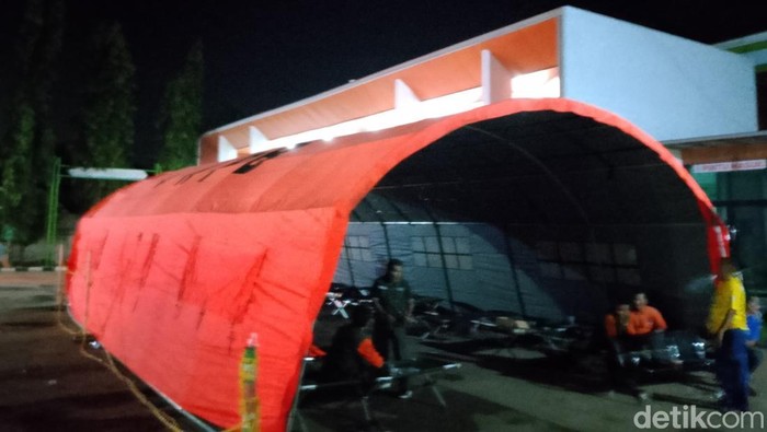 Tenda darurat didirikan di depan RS Pamanukan usai kebakaran.