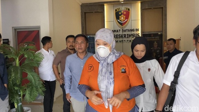 Tersangka dr RSA digiring petugas Subdit IV Tipidter Ditrekrimsus Polda Babel.