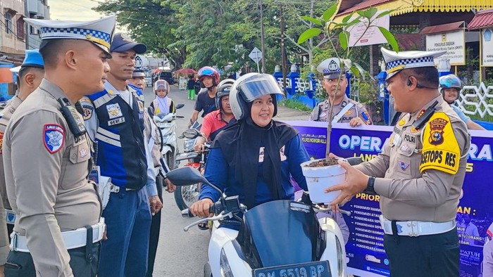 Polres Inhu bagi bunga ke pengendara tertib lalu lintas