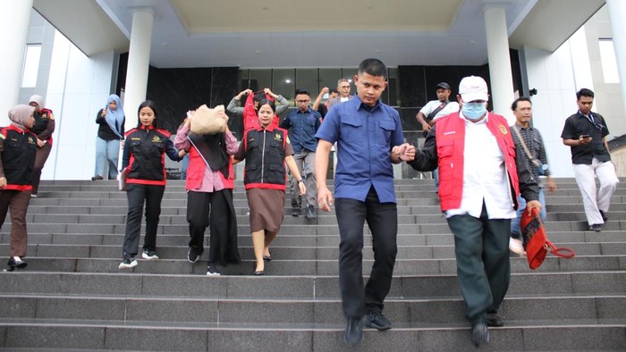 Tiga tersangka kasus Korupsi Proyek Jalan di Parigi Moutong saat resmi ditahan oleh Kejati Sulteng.