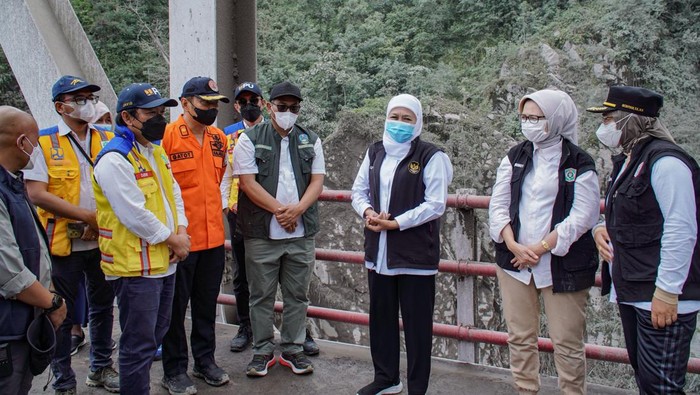 Foto udara kondisi perkampungan terdampak timbunan material vulkanis di Desa Supiturang, Pronojiwo, Lumajang, Jawa Timur, Kamis (20/11/2025). Pemerintah provinsi Jawa Timur berkoordinasi dengan instansi terkait tengah menurunkan dua alat berat dan sejumlah tenaga penanggulangan bencana sebagai upaya percepatan penanganan pasca bencana erupsi Gunung Semeru. ANTARA FOTO/Irfan Sumanjaya/nz