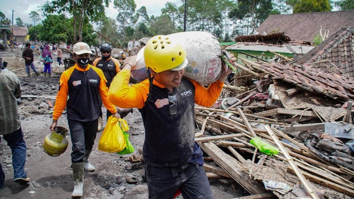 Foto udara kondisi perkampungan terdampak timbunan material vulkanis di Desa Supiturang, Pronojiwo, Lumajang, Jawa Timur, Kamis (20/11/2025). Pemerintah provinsi Jawa Timur berkoordinasi dengan instansi terkait tengah menurunkan dua alat berat dan sejumlah tenaga penanggulangan bencana sebagai upaya percepatan penanganan pasca bencana erupsi Gunung Semeru. ANTARA FOTO/Irfan Sumanjaya/nz