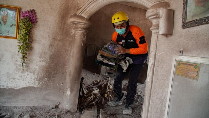Foto udara kondisi perkampungan terdampak timbunan material vulkanis di Desa Supiturang, Pronojiwo, Lumajang, Jawa Timur, Kamis (20/11/2025). Pemerintah provinsi Jawa Timur berkoordinasi dengan instansi terkait tengah menurunkan dua alat berat dan sejumlah tenaga penanggulangan bencana sebagai upaya percepatan penanganan pasca bencana erupsi Gunung Semeru. ANTARA FOTO/Irfan Sumanjaya/nz
