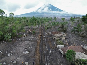 Basarnas Kawal Ratusan Pendaki yang Terjebak di Gunung Semeru
