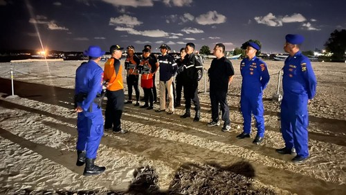 Tim SAR Denpasar, masyarakat, dan petugas pencarian lainnya sedang menyusur garis Pantai Mertasari Sanur, Kamis (20/11/2025). (Dok SAR Denpasar).