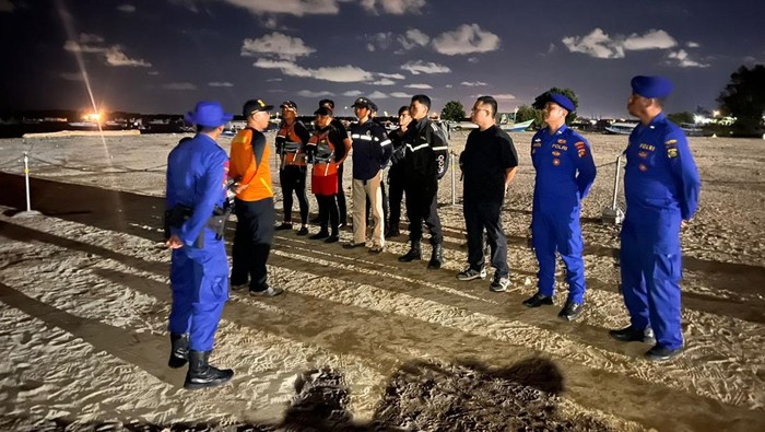 Tim SAR Denpasar, masyarakat, dan petugas pencarian lainnya sedang menyusur garis Pantai Mertasari Sanur, Kamis (20/11/2025). (Dok SAR Denpasar).
