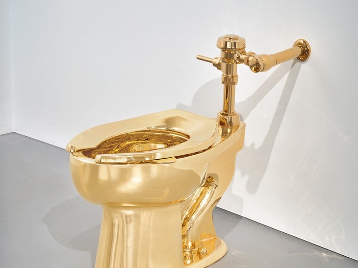 Toilet Emas Ciptaan Seniman Maurizio Cattelan
