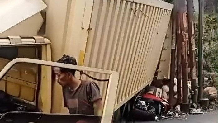 Truk boks gagal nanjak lalu mundur hingga menabrak motor di Gunungputri, Kabupaten Bogor.