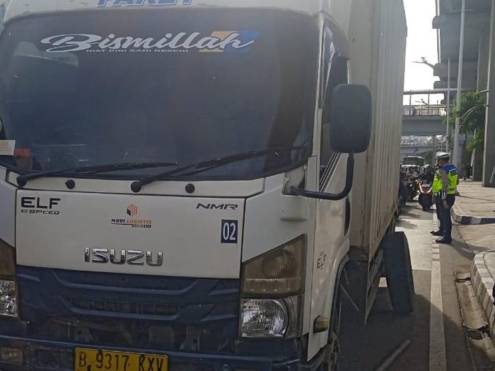 Truk boks mengalami pecah ban di Jalan Gatot Subroto, Jakarta Selatan (Jaksel), pagi ini. (Dok TMC Polda Metro Jaya).