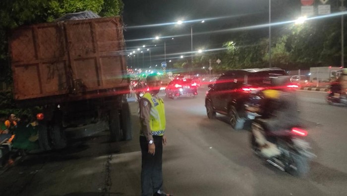 Truk pecah ban di Klender, Jaktim dievakuasi di jalan yang lebih lebar.