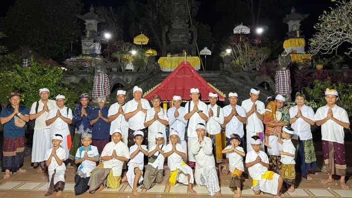 Umat Hindu di Kabupaten Bulungan usai menggelar persembahyangan Hari Raya Galungan.