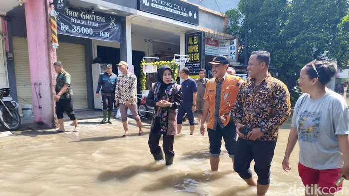 Wabup Mimik saat meninjau banjir di Sidoarjo