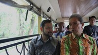 Walikota Bogor Dedie A. Rachim berbincang dengan konselor bidang politik Kedutaan Besar India Vikram Vardhan saat menuju Kebun Raya Bogor menggunakan bus wisata Uncal dari Balai Kota.