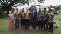 Wali Kota Bogor Dedie A. Rachim (keempat kiri) bersama para delegasi dan narasumber berfoto di Kebun Raya Bogor, Jawa Barat, Kamis (20/11/2025) disela-sela The Ambassador Summit 2025: Road to 71st Asia-Africa Conference. Tampak hadir antara lain Wakil Pemimpin Redaksi detikcom Elvan Dany Sutrisno (ketiga kiri), Duta Besar Mozambique Belmiro Jose Malate (keempat kanan), konselor bidang politik Kedutaan Besar India Vikram Vardhan (ketiga kanan), dan Chairman NYC Indonesia Tantan Taufiq Lubis (kedua kanan).