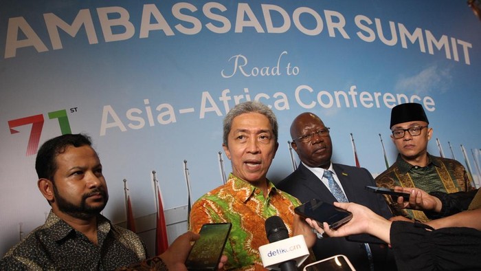 Wali Kota Bogor Dedie A. Rachim mengajak para delegasi dan tamu 'The Ambassador Summit 2025: Road to 71st Asia-Africa Conference' menikmati teduhnya Kebun Raya Bogor, Jawa Barat, Kamis (20/11/2025). Wali Kota Dedie menunjukkan bagaimana pusat konservasi tersebut masih terjaga dan pernah menjadi bagian dari sejarah Konfrensi Asia-Afrika (KAA) sebelum dilakukan KAA di Bandung 1955.