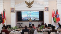 Wali Kota Bogor Dedie A. Rachim memberi sambutan pada acara The Ambassador Summit 2025: Road to 71st Asia-Africa Conference di Balai Kota Bogor, Jawa Barat. Pertemuan ini bertujuan untuk menyajikan dan menampilkan peluang bisnis dan investasi, selain itu dengan menegaskan komitmen dalam menjalin kemitraan yang berkelanjutan.