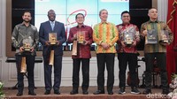 Wali Kota Bogor Dedie A. Rachim berfoto bersama dengan delegasi dan narasumber The Ambassador Summit 2025 : Road to 71st Asia-Africa Conference.