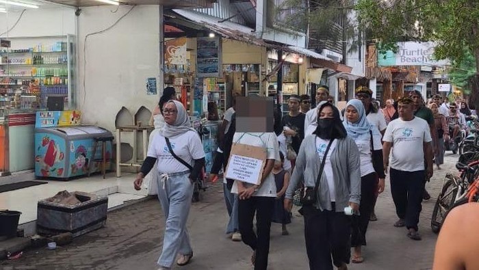 Pencuri sepeda listrik berinisial MND diarak warga di Jalan Wisata Gili Trawangan, Senin (17/11/2025). (Dok. Hasanuddin)
