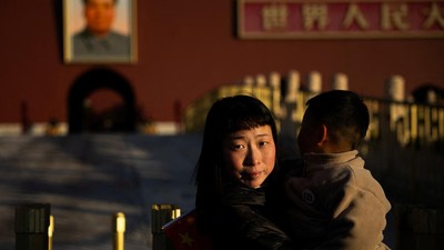Warga Beijing Membludak Saksikan Pengibaran Bendera di Lapangan Tiananmen