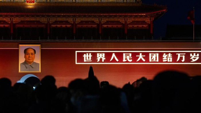 Pagi masih gelap ketika ribuan warga Beijing mulai berdatangan ke Lapangan Tiananmen, Kamis (20/11/2025). Di tengah udara dingin musim gugur, mereka berjalan berkelompok, sebagian membawa kamera, sementara yang lain menggendong anak kecil agar tak ketinggalan momen bersejarah yang rutin berlangsung setiap hari: pengibaran bendera nasional Tiongkok. REUTERS/Maxim Shemetov