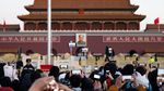 Warga Beijing Membludak Saksikan Pengibaran Bendera di Lapangan Tiananmen
