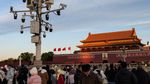 Warga Beijing Membludak Saksikan Pengibaran Bendera di Lapangan Tiananmen