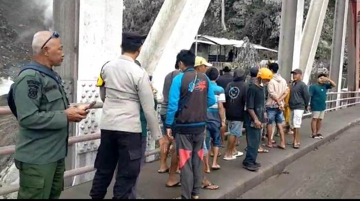 Warga yang datang untuk foto-foto di Jembatan Gladak Perak