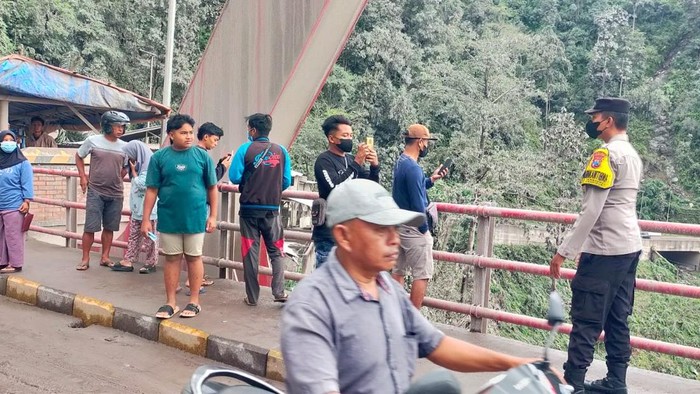 Warga yang datang untuk foto-foto di Jembatan Gladak Perak