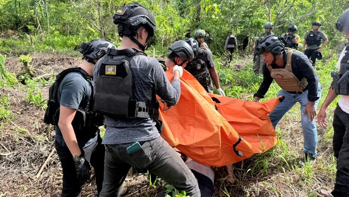 Seorang pekerja bangunan bernama Baharudin di Kabupaten Yahukimo, Papua Pegunungan, ditemukan tewas dengan luka bacok di dekat tempat tinggalnya.