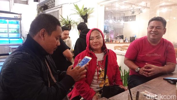 Yati saat menceritakan penipuan mengatasnamakan Gubernur Jabar Dedi Mulyadi.