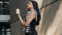 Hampir setiap hari Yunita Siregar tak bisa lepas dari kopi. Es kopi di tangannya menjadi cara Yunita mengawali hari sebelum beraktivitas. Foto: Instagram/yunitasiregar