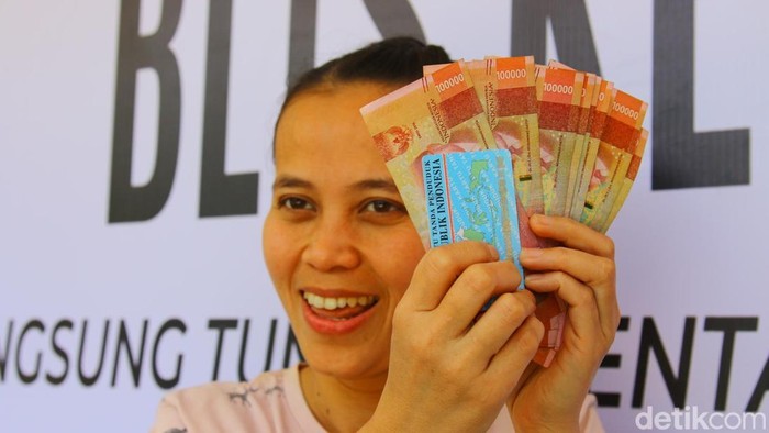 Sebanyak 1.100 warga di Kecamatan Pulo Gadung, Jakarta, mulai menerima Bantuan Langsung Tunai Sementara (BLTS) Kesra 2025 yang disalurkan melalui Kantor Pos Indonesia. Penyaluran bantuan berlangsung pada Jumat (21/11/2025) dan dilakukan secara bertahap kepada keluarga penerima manfaat (KPM) yang terdaftar.