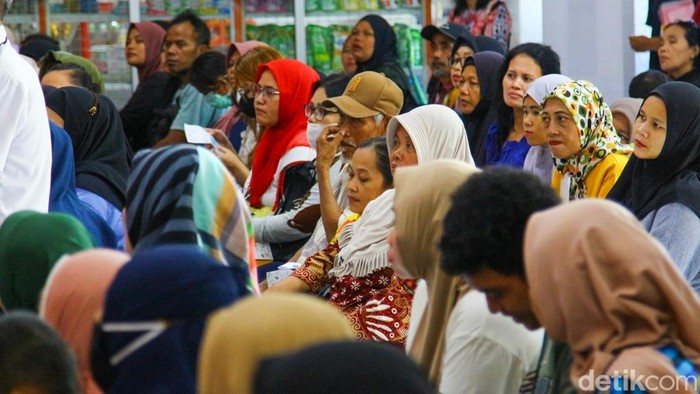 Sebanyak 1.100 warga di Kecamatan Pulo Gadung, Jakarta, mulai menerima Bantuan Langsung Tunai Sementara (BLTS) Kesra 2025 yang disalurkan melalui Kantor Pos Indonesia. Penyaluran bantuan berlangsung pada Jumat (21/11/2025) dan dilakukan secara bertahap kepada keluarga penerima manfaat (KPM) yang terdaftar.