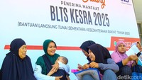 Penyaluran bantuan berlangsung pada Jumat (21/11/2025) dan dilakukan secara bertahap kepada keluarga penerima manfaat (KPM) yang terdaftar.