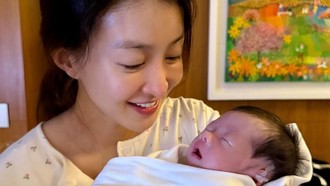 Lee Si Young Tuai Kritik Bikin Newborn Photoshoot, Bayinya Jadi Dekor Natal
