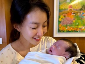 Lee Si Young Tuai Kritik Bikin Newborn Photoshoot, Bayinya Jadi Dekor Natal