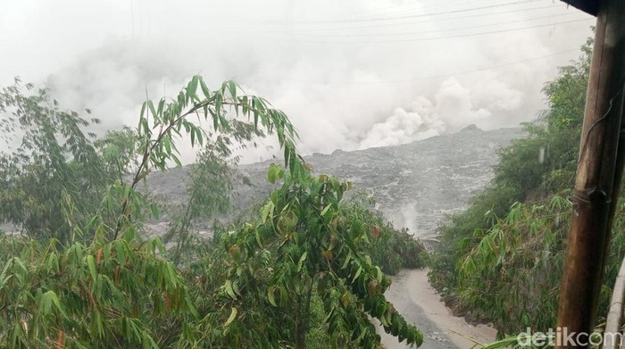 Asap putih yang mengepul dari aliran lahar di Sungai Besuk Kobokan, Desa Supit Urang, Kecamatan Pronojiwo, Lumajang.