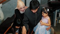 Ditemani sang istri, Aurel Hermansyah dan kedua putrinya, Ameena dan Azura semuanya kompak potong kue bersama Atta. Foto: Instagram @attahalilintar