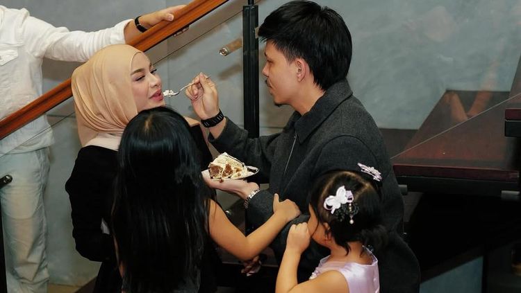 Atta Halilintar Rayakan Ultah ke-31 dengan Makan-makan Bareng Keluarga