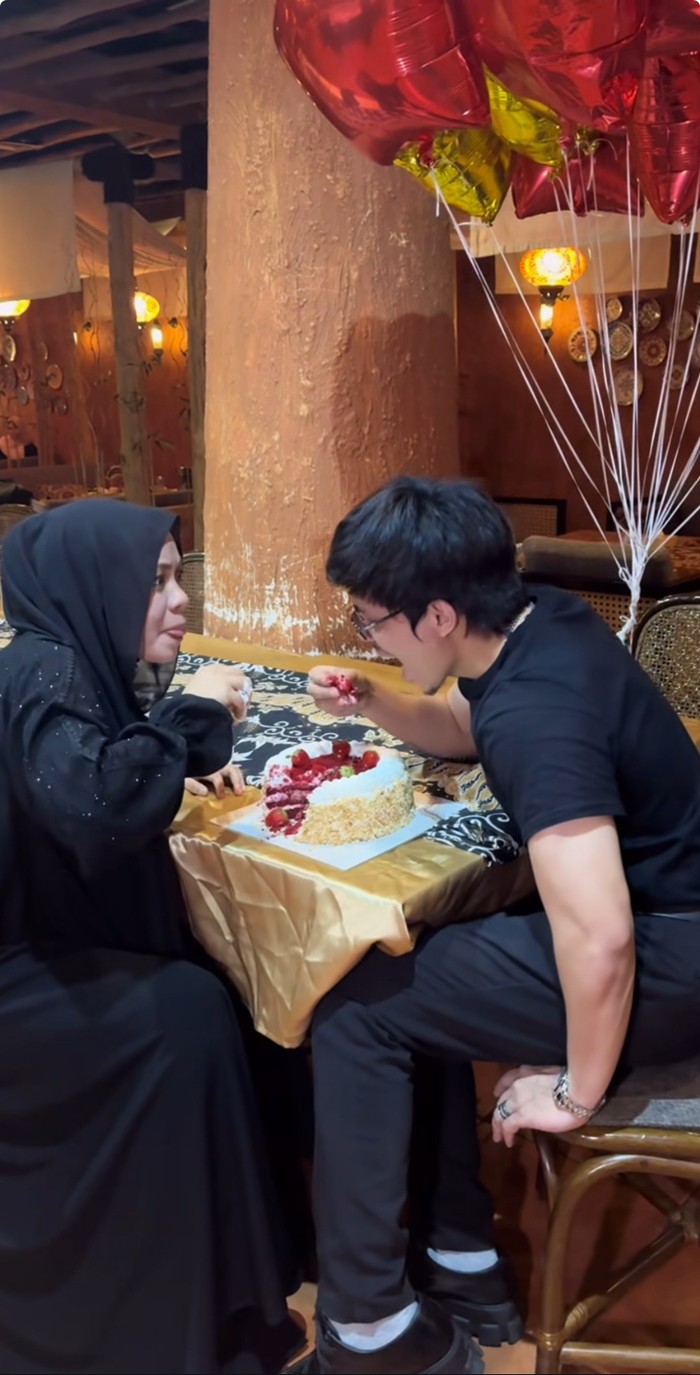 Atta Halilintar Rayakan Ultah ke-31 dengan Makan-makan Bareng Keluarga