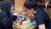 Momen lain juga dibagikan Sohwa Halilintar saat makan kue berisi buah strawberry dengan Atta. Ini cara manisnya merayakan ulang tahun sang kakak. Foto: Instagram @attahalilintar